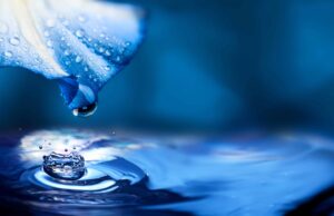 Water drooplet - blue background - water as the life force - benefits of EESystem with water for healing